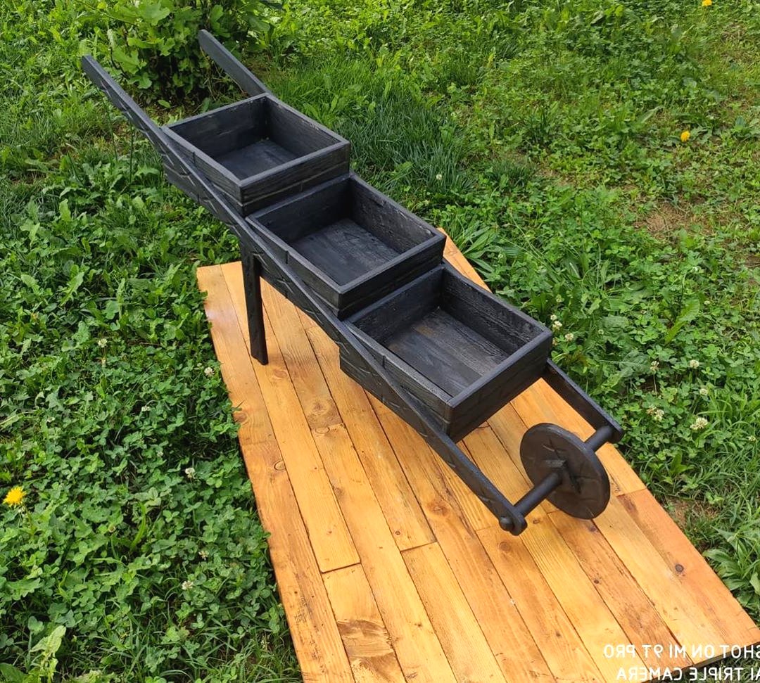 Оригинальные цветочные клумбы из дерева - фото 8