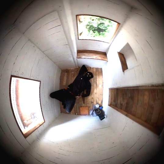 Необычный детский домик на дереве с горкой - фото 10