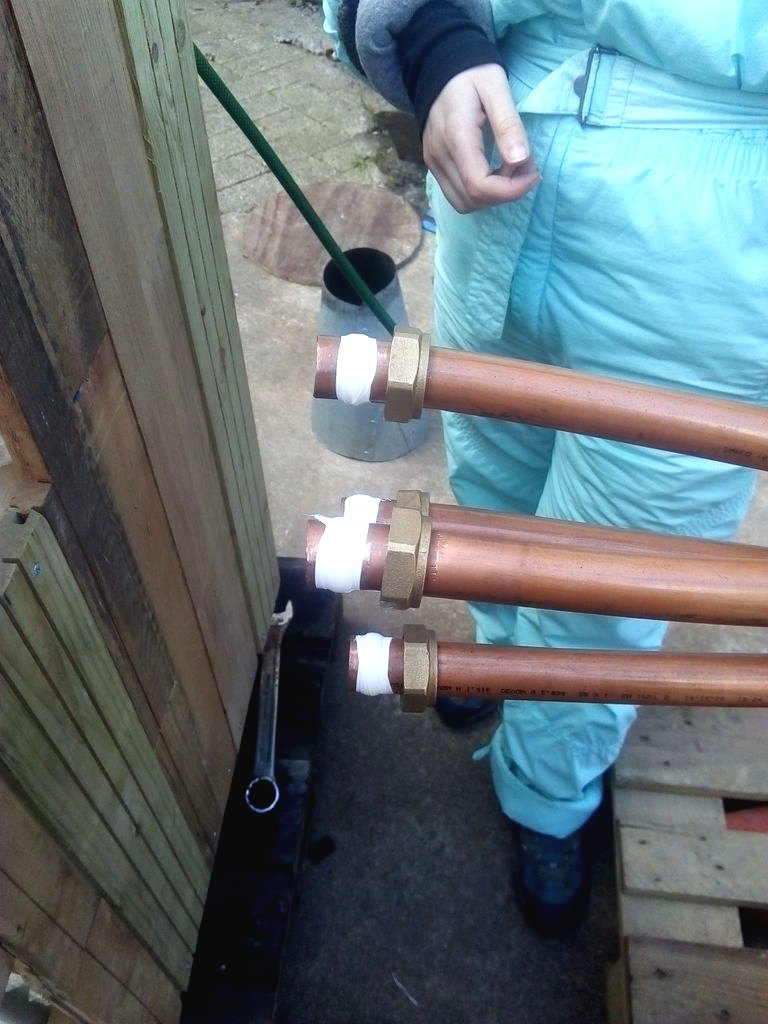 Как из пластикового бака смастерить горячую ванну - фото 18