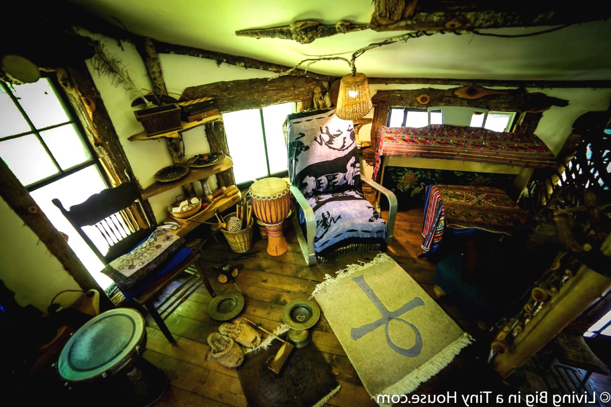 Оригинальный дом из дерева - фото 5