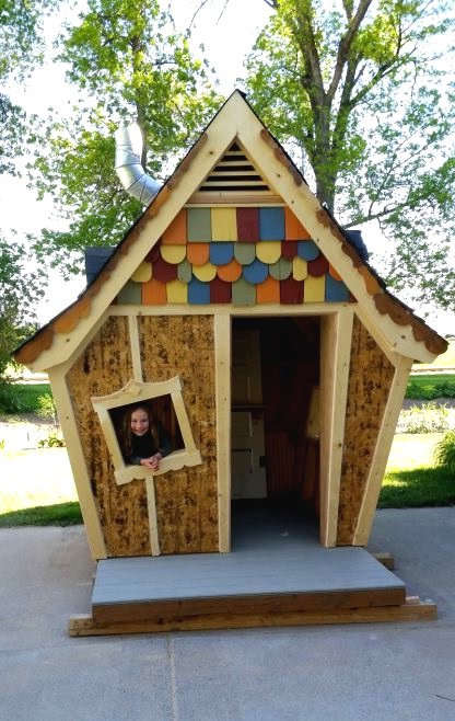 Детский игровой деревянный домик на даче - фото