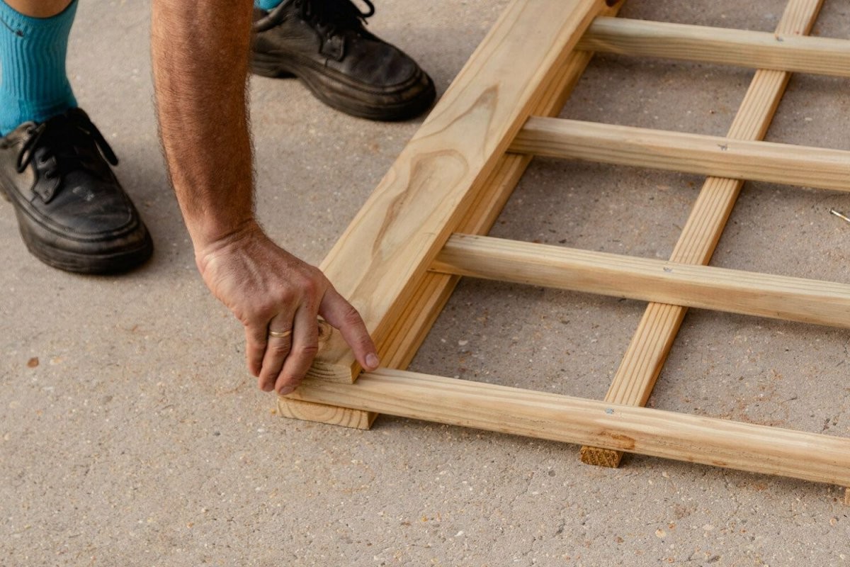 Оригинальный забор из шпалер - фото 6