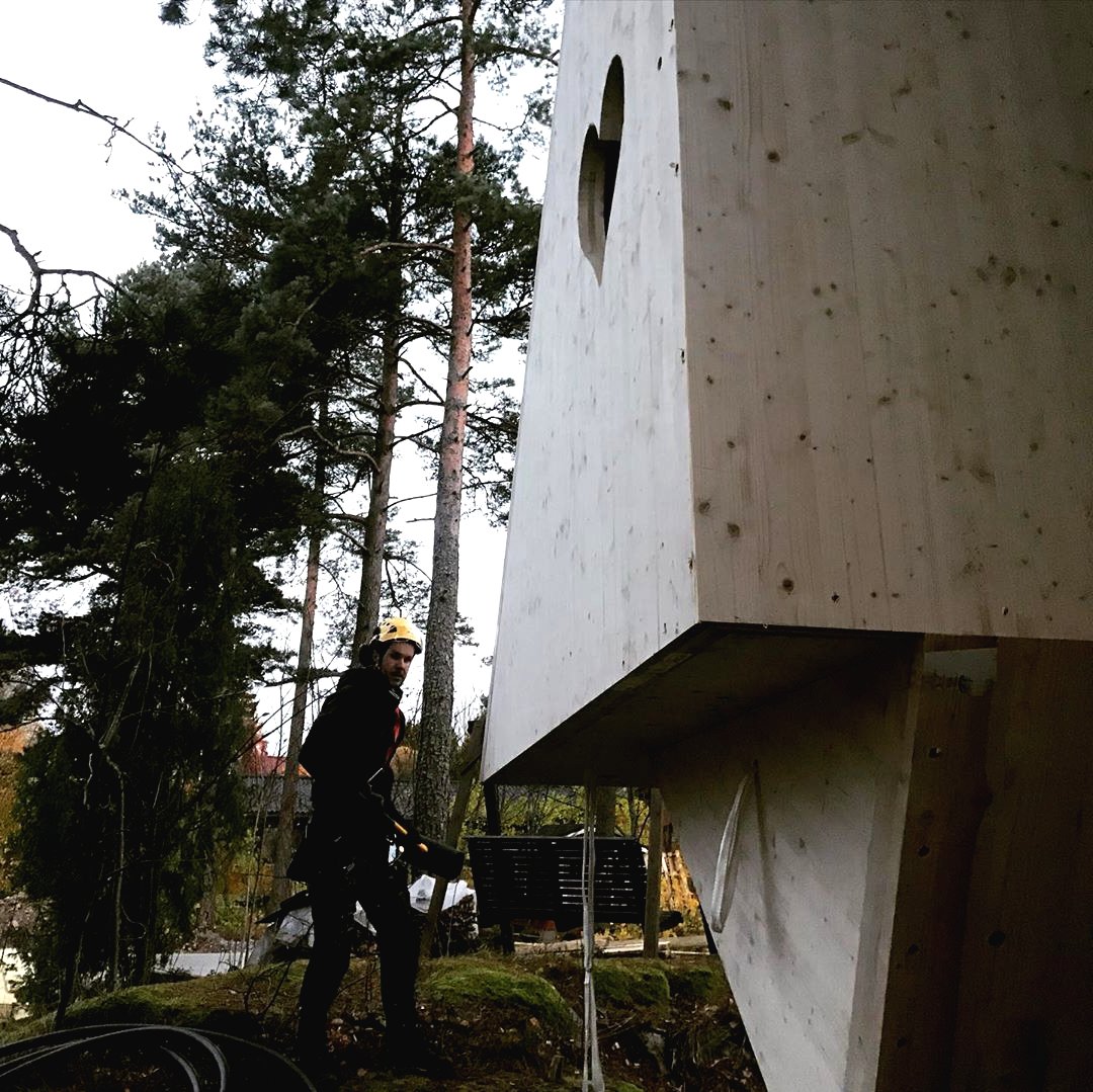 Необычный детский домик из дерева - фото 9