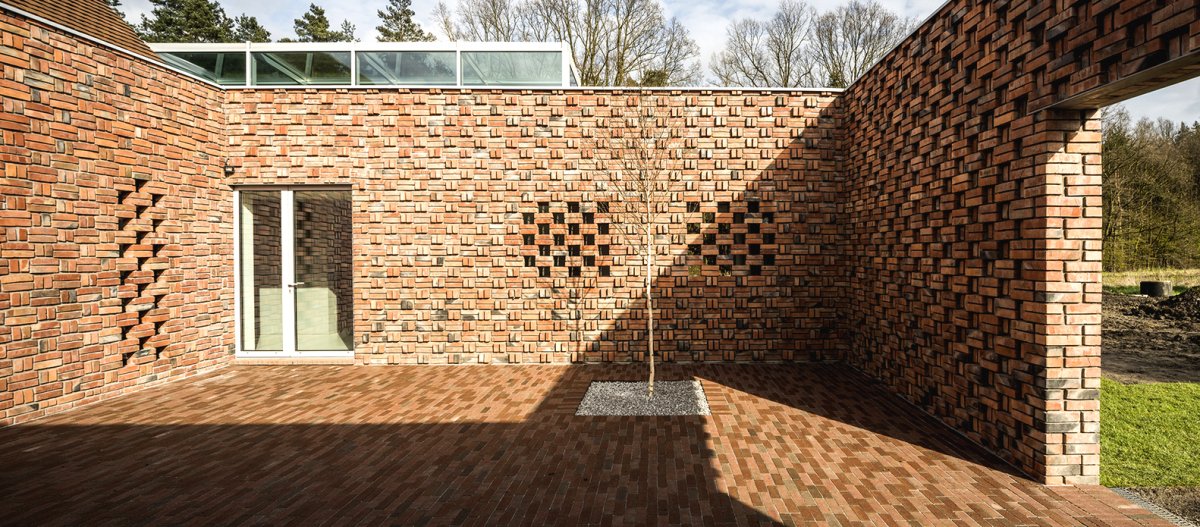 Интересный кирпичный дом - фото 17