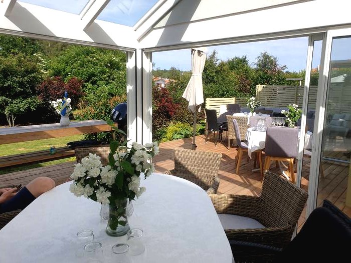 Необычная закрытая беседка - фото 12