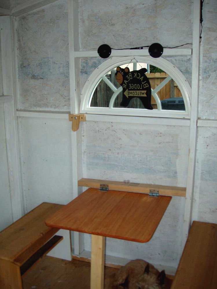 Небольшой садовый домик из поддонов - фото 9