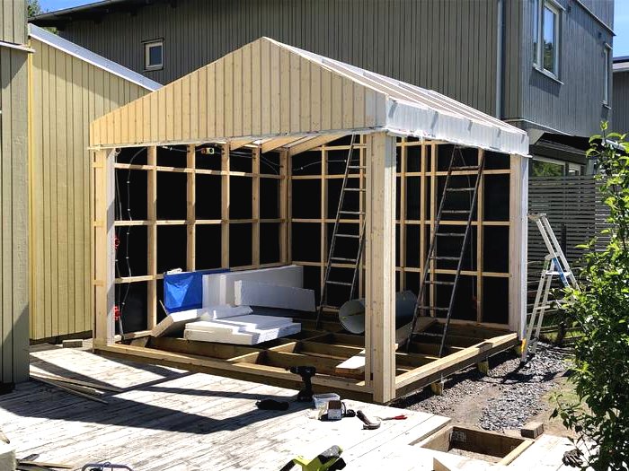 Необычная закрытая беседка - фото 6