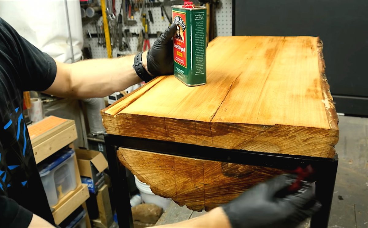 Как сделать скамью из бревна с местом для хранения - фото 27