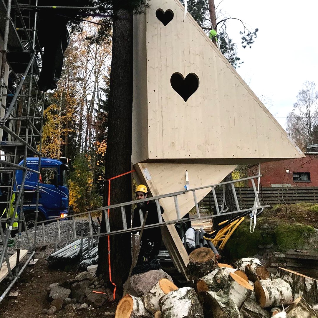 Необычный детский домик из дерева - фото 8