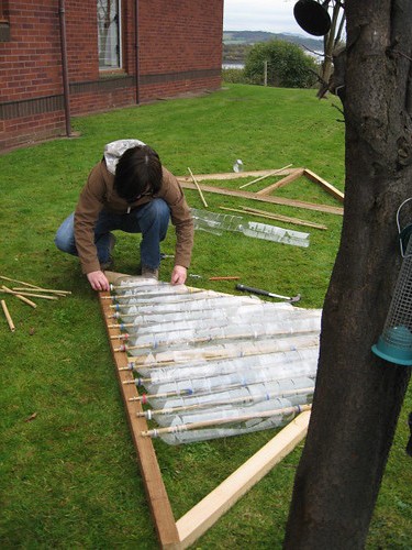 Необычная беседка из пластиковых бутылок - фото 15