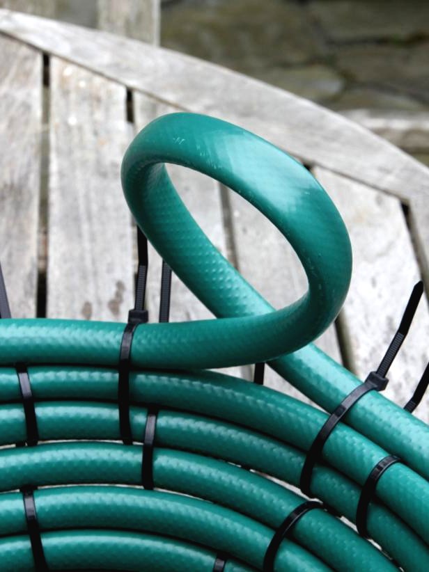 Корзина из старых шлангов - фото 7