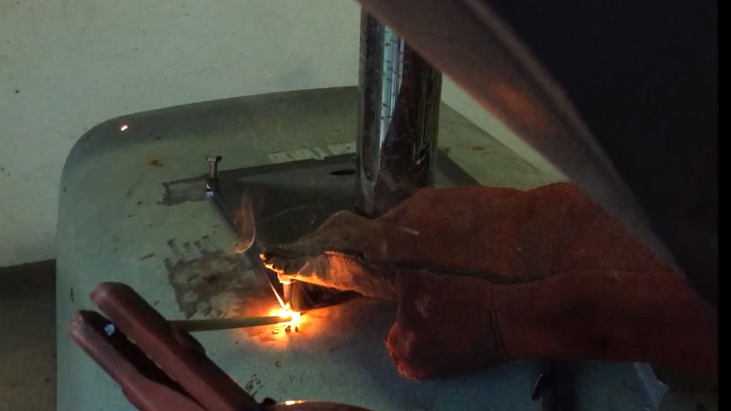 Необычное кресло из старой ванны - фото 9