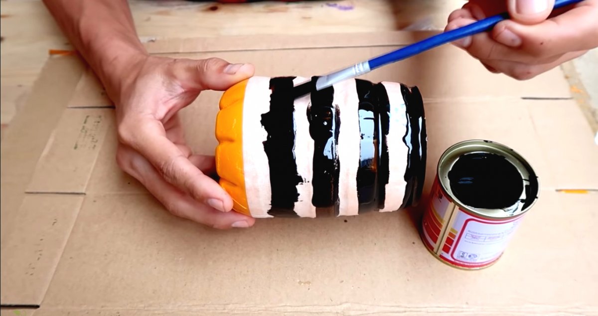 Необычный цветочный горшок из пластиковой бутылки - фото 12