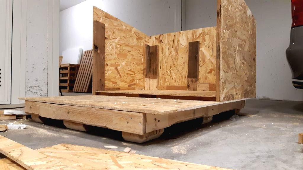 Будка из дерева - фото 6