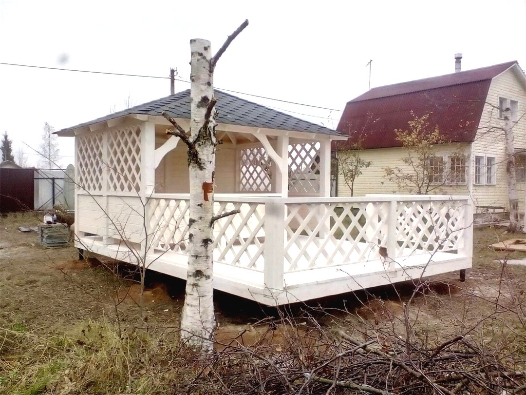 Интересная беседка с террасой из дерева - фото 3