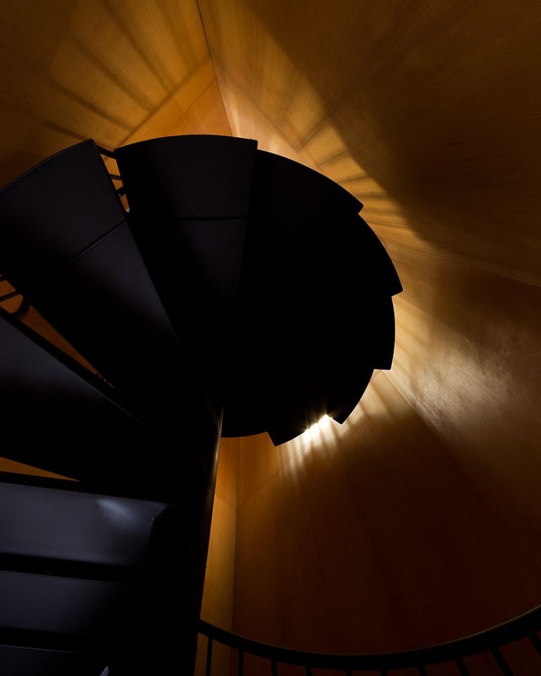 Необычный дом с башней - фото 10