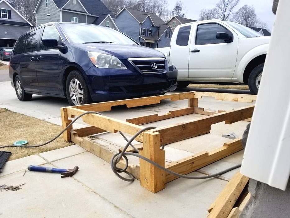 Грядка из поддонов - фото 2