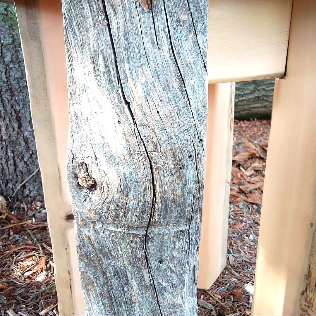 Оригинальная табуретка из бревен и дров. - фото 4