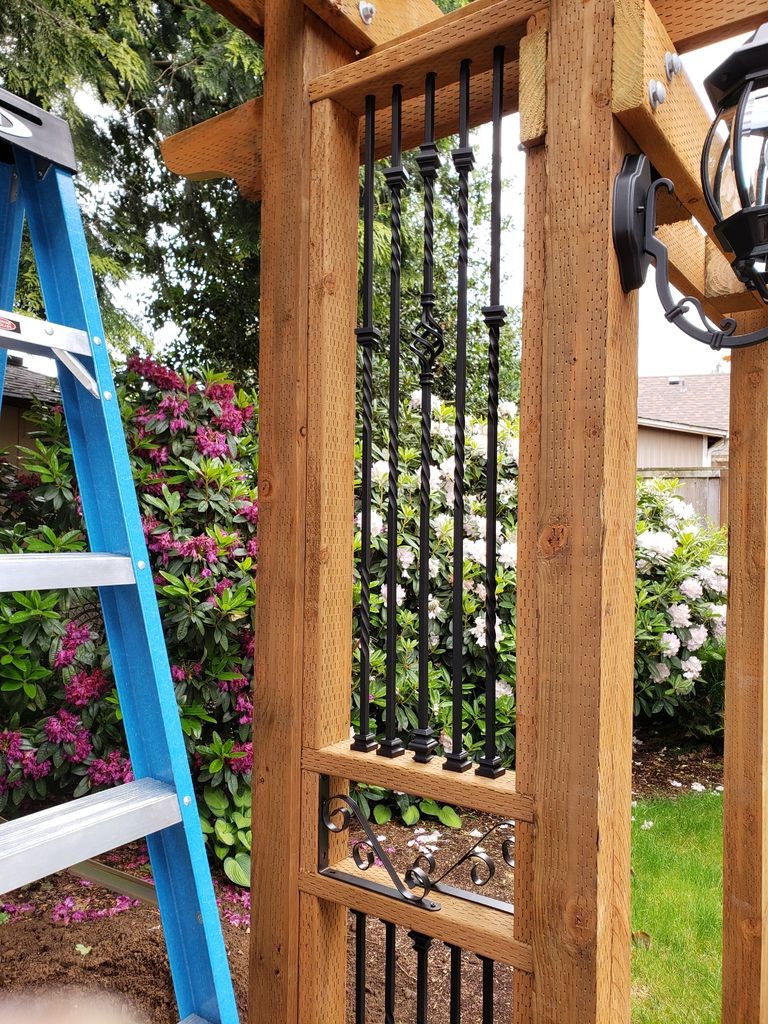 Арка из дерева с двойными качелями - фото 51