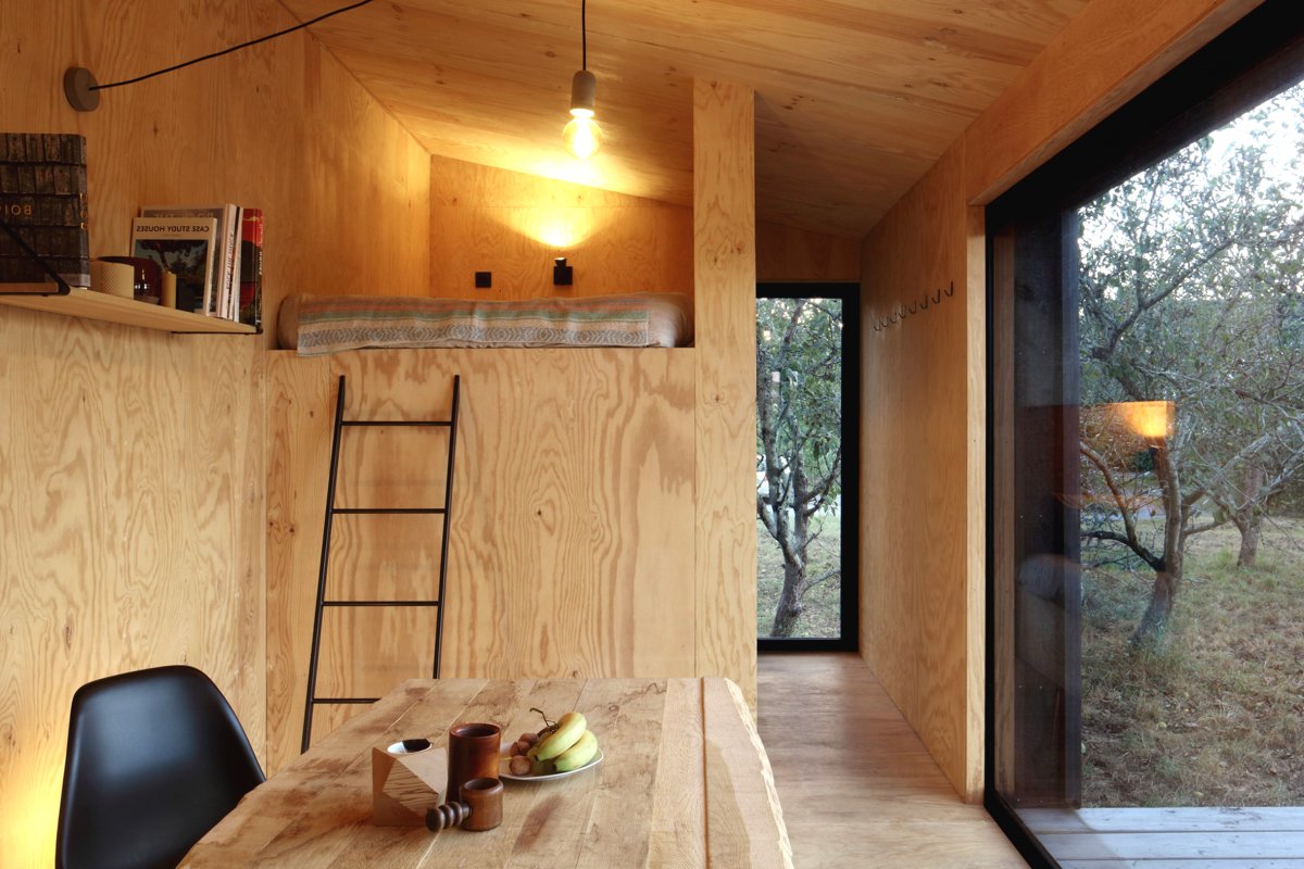 Небольшой одноэтажный дом в 22 кв м из дерева - фото 4