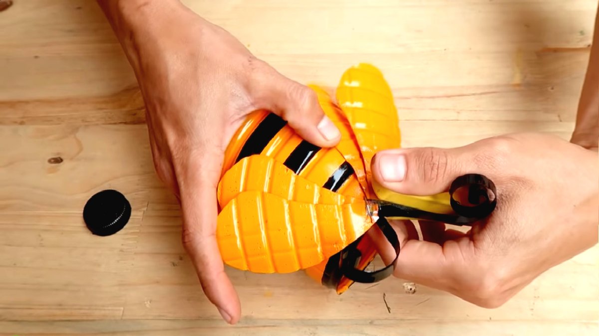 Необычный цветочный горшок из пластиковой бутылки - фото 16