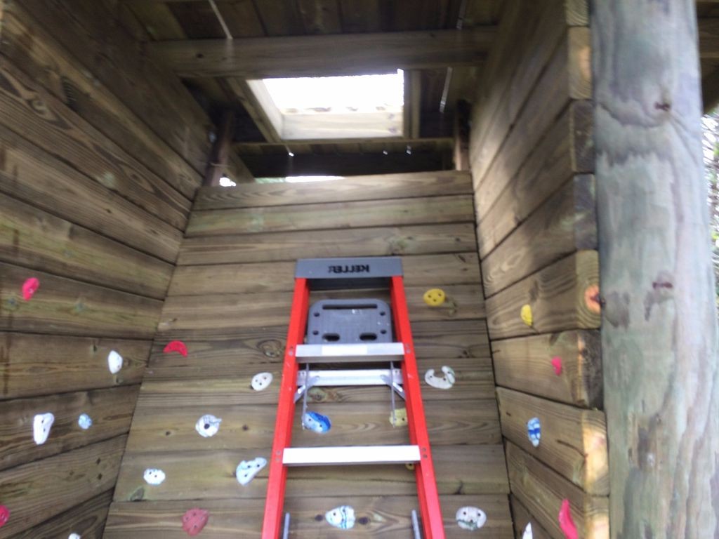 Детский дом на столбах со стеной для скалолазания - фото 13