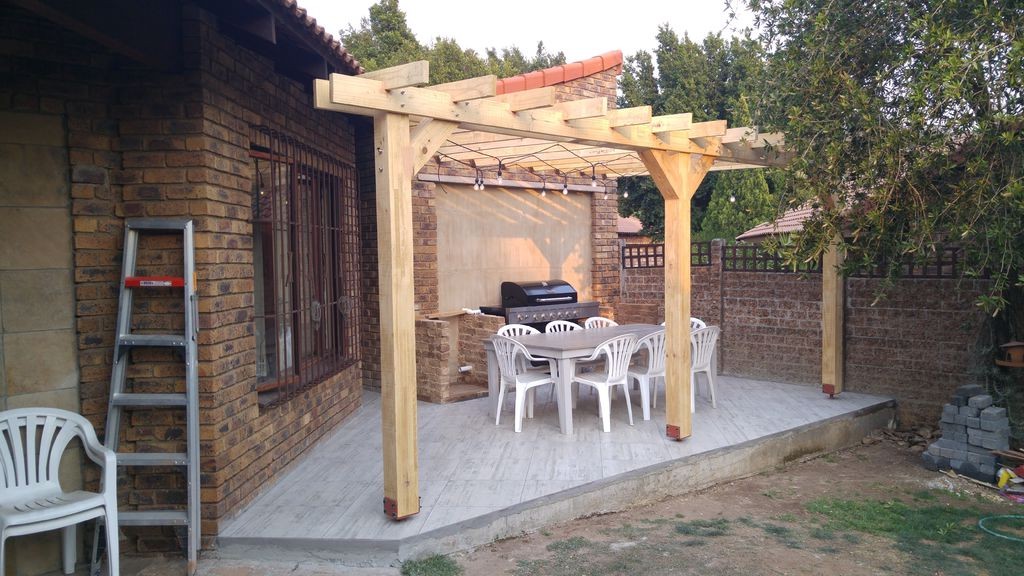 Интересная  летняя кухня под беседкой из перголы - фото 29