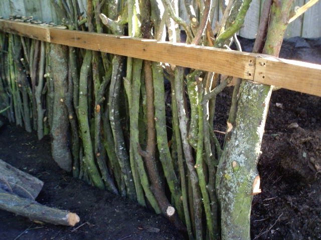 Клумба из веток - фото 8