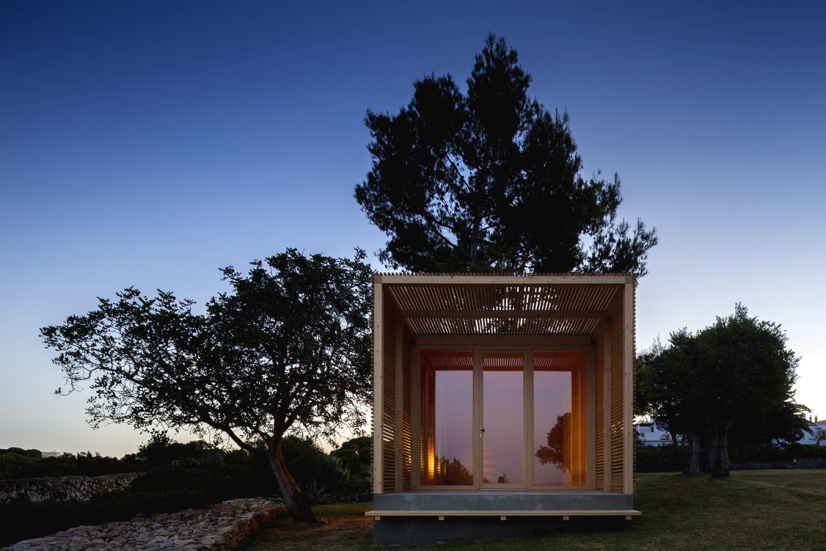 Необычная закрытая беседка с террасой из дерева - фото 6