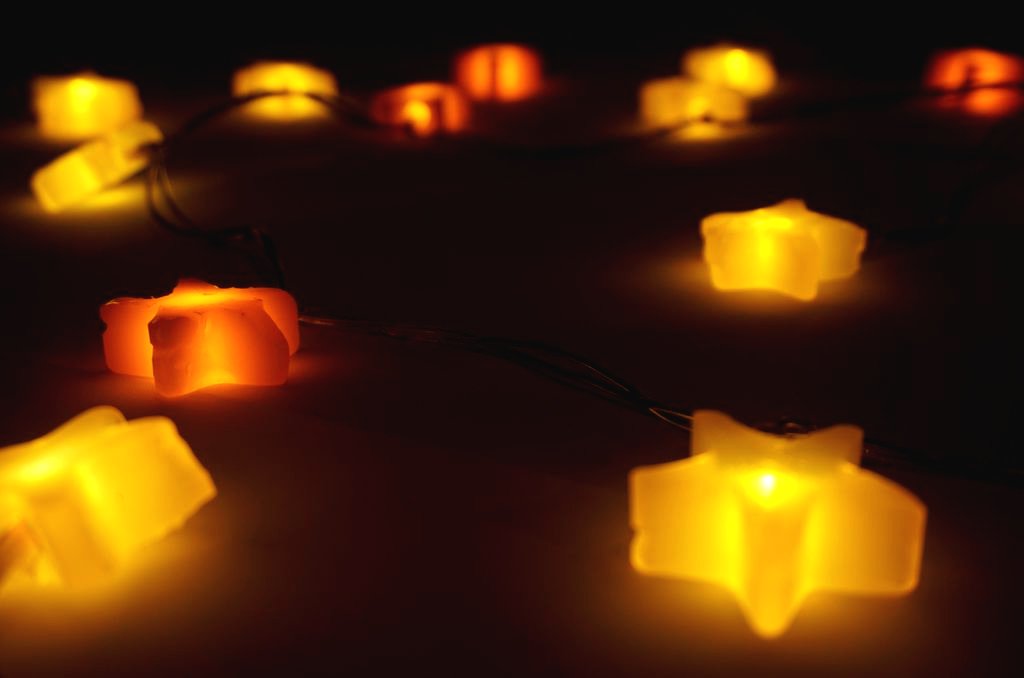 Новогодняя гирлянда с помощью горячего клея - фото 11