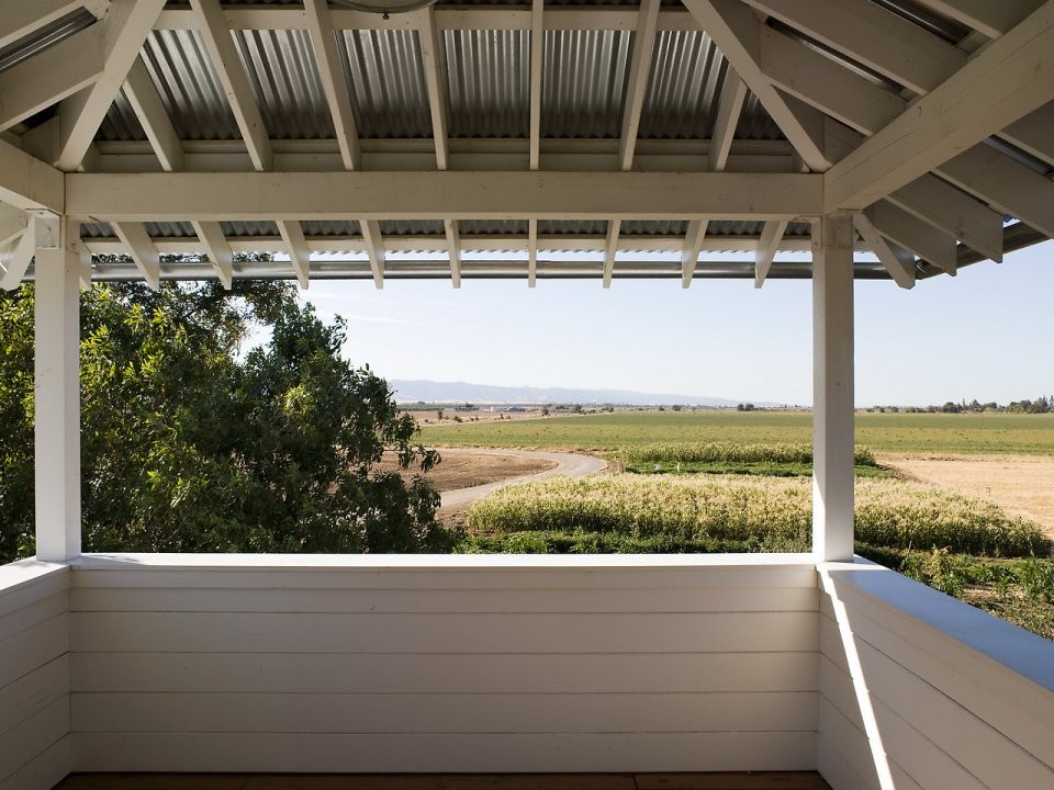 Необычный дом с башней - фото 11