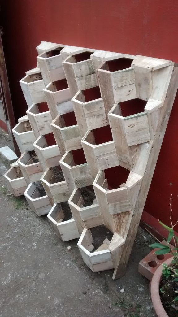 Вертикальный сад по форме улья - фото 17