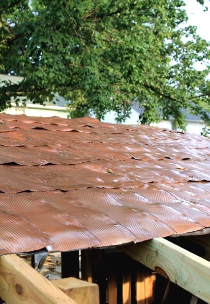 Деревенский сарай из поддонов и жестяных банок - фото 12