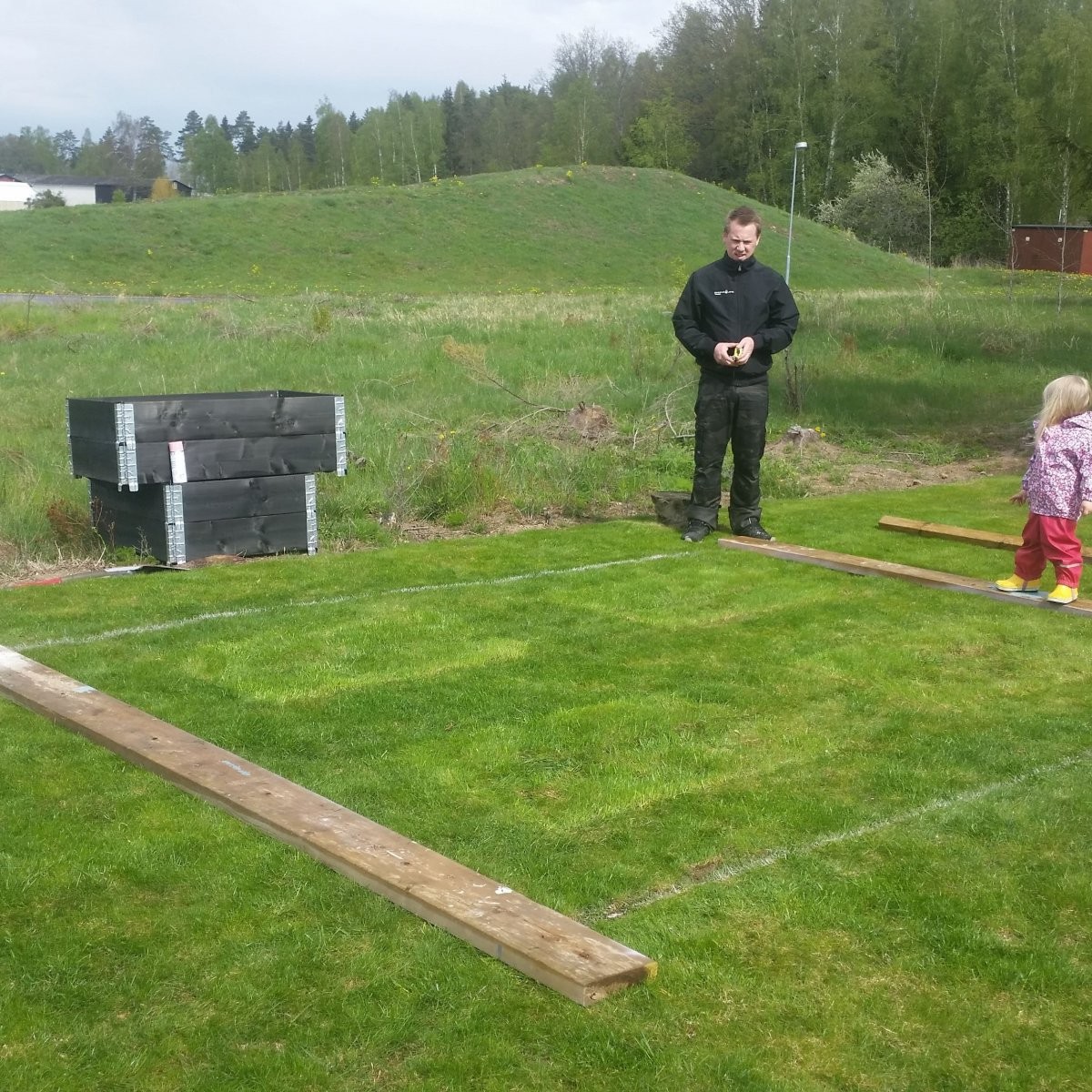 Грядка из поддонов - фото 2