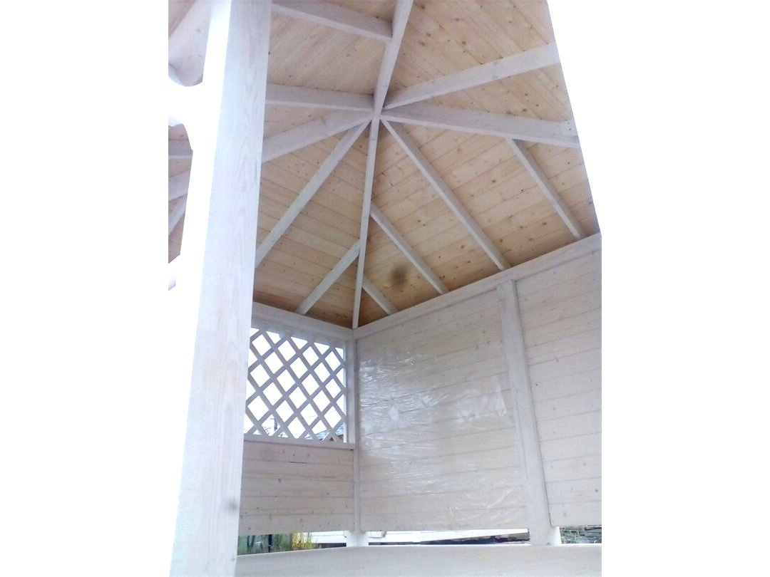 Интересная беседка с террасой из дерева - фото 6