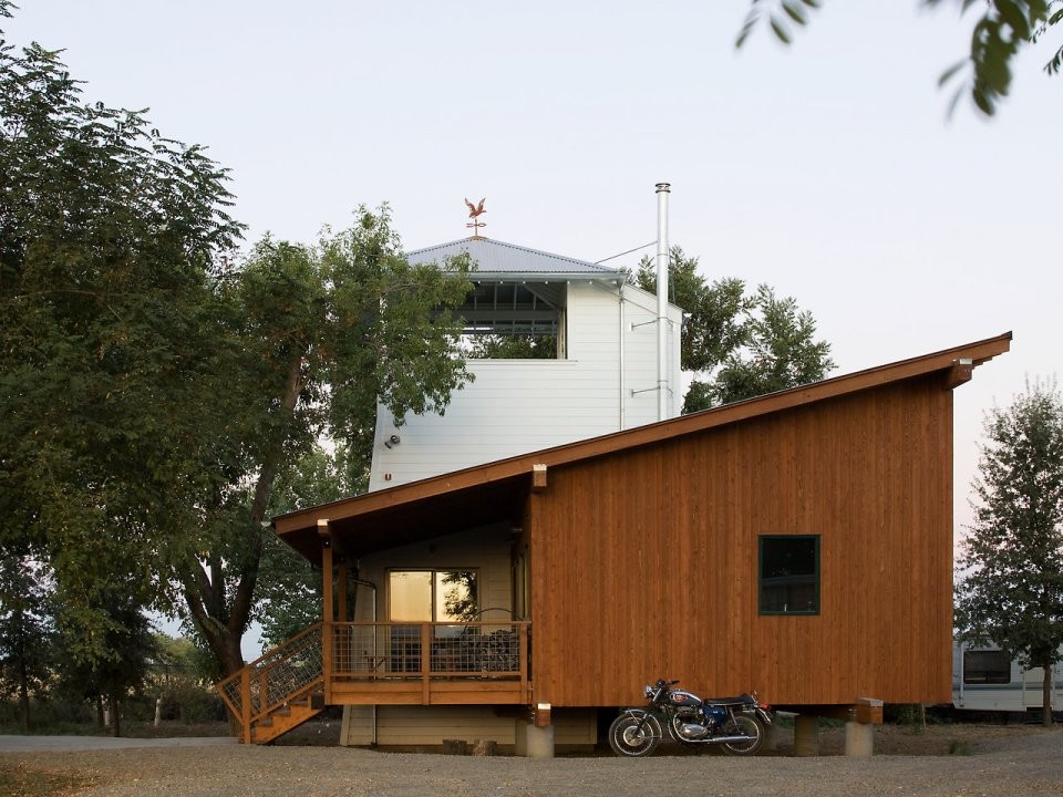 Необычный дом с башней - фото 3