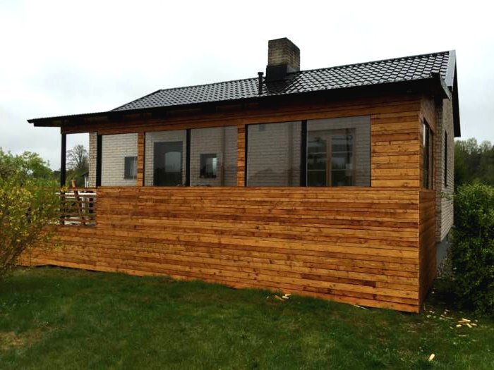 Закрытая веранда у дома - фото 16