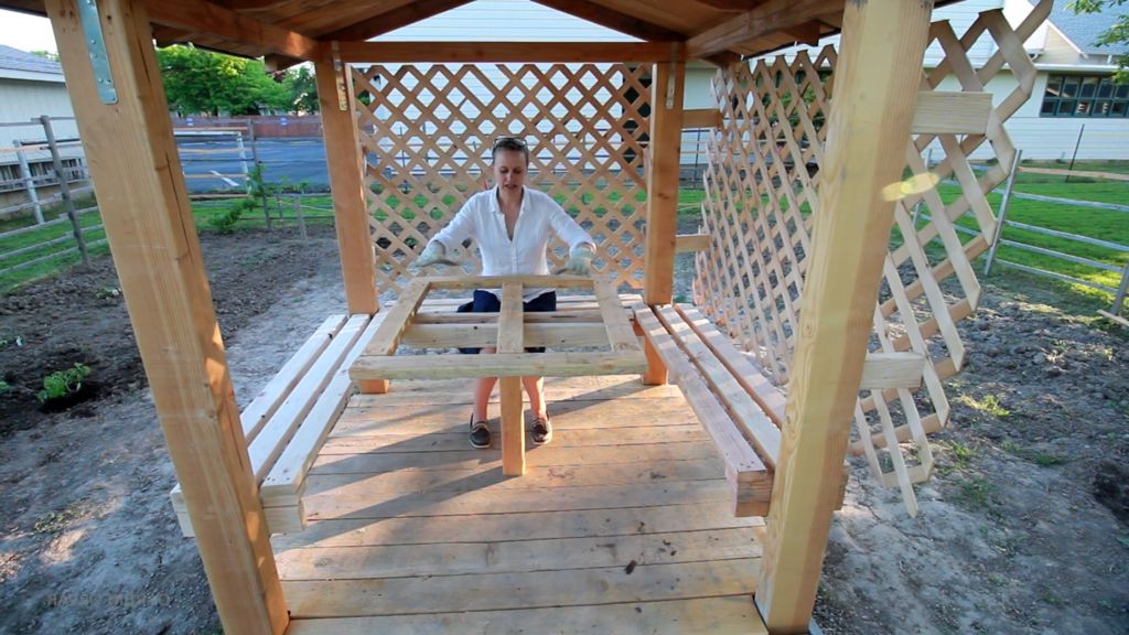 Уютная беседка с декоративной решеткой - фото 23