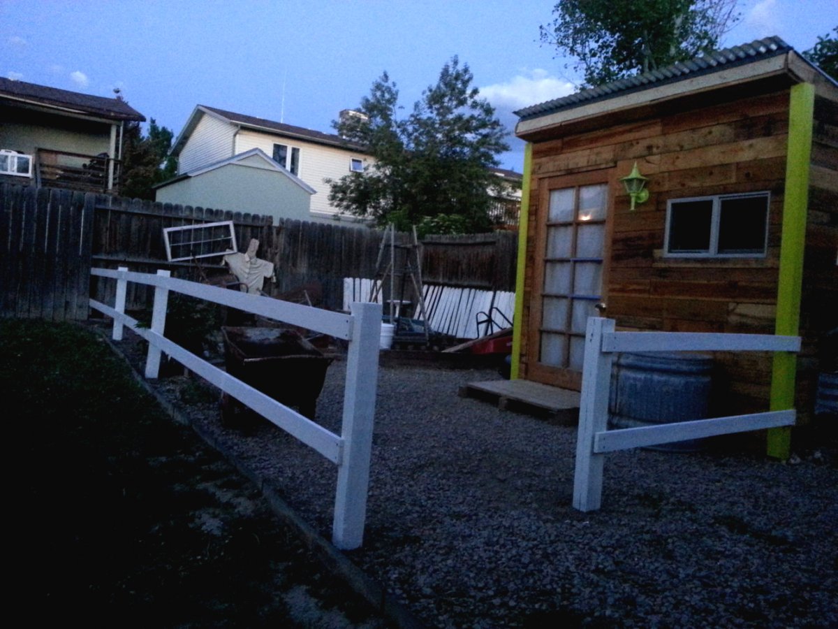 Небольшой садовый домик из поддонов - фото 16