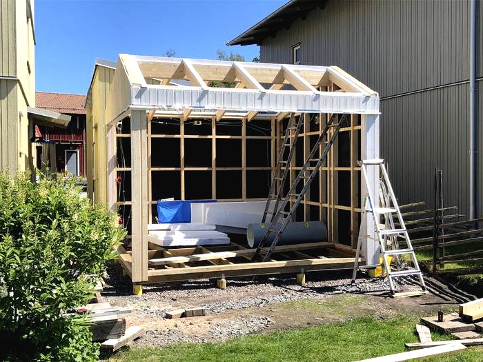 Необычная закрытая беседка - фото 5