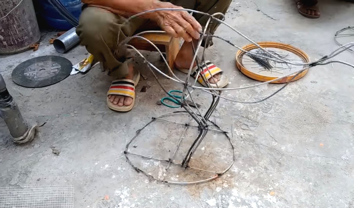 Необычая курочка из цемента - фото 3