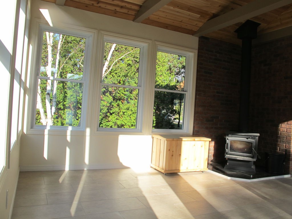 Закрытая солнечная веранда с дровяной печью - фото 35