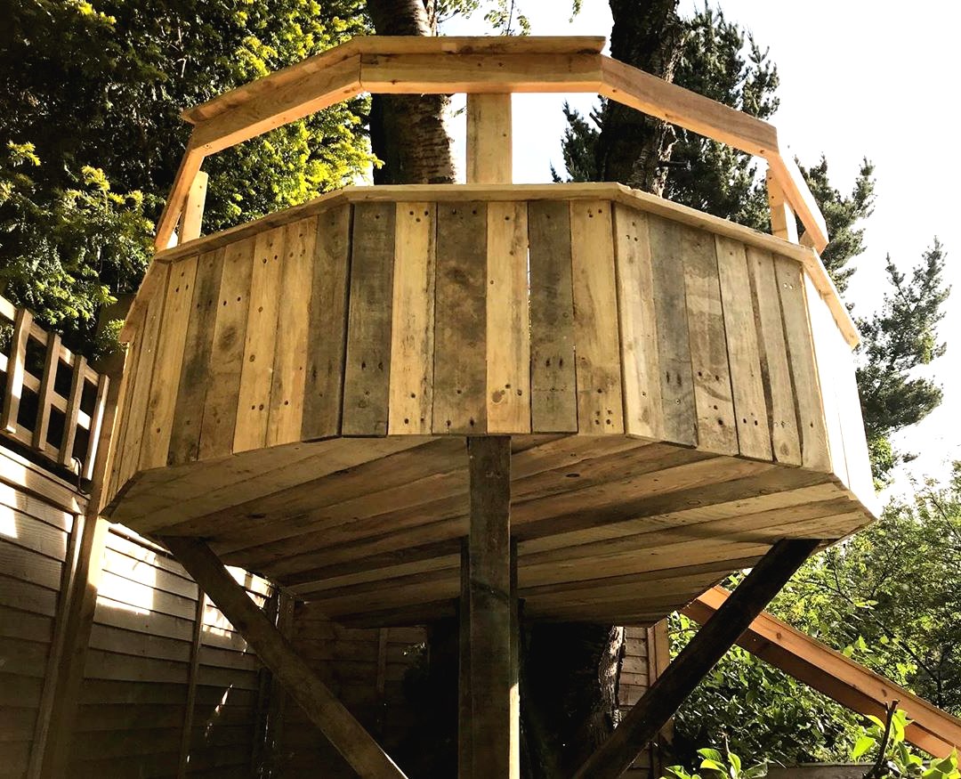 Необычный детский домик на дереве с горкой - фото 20