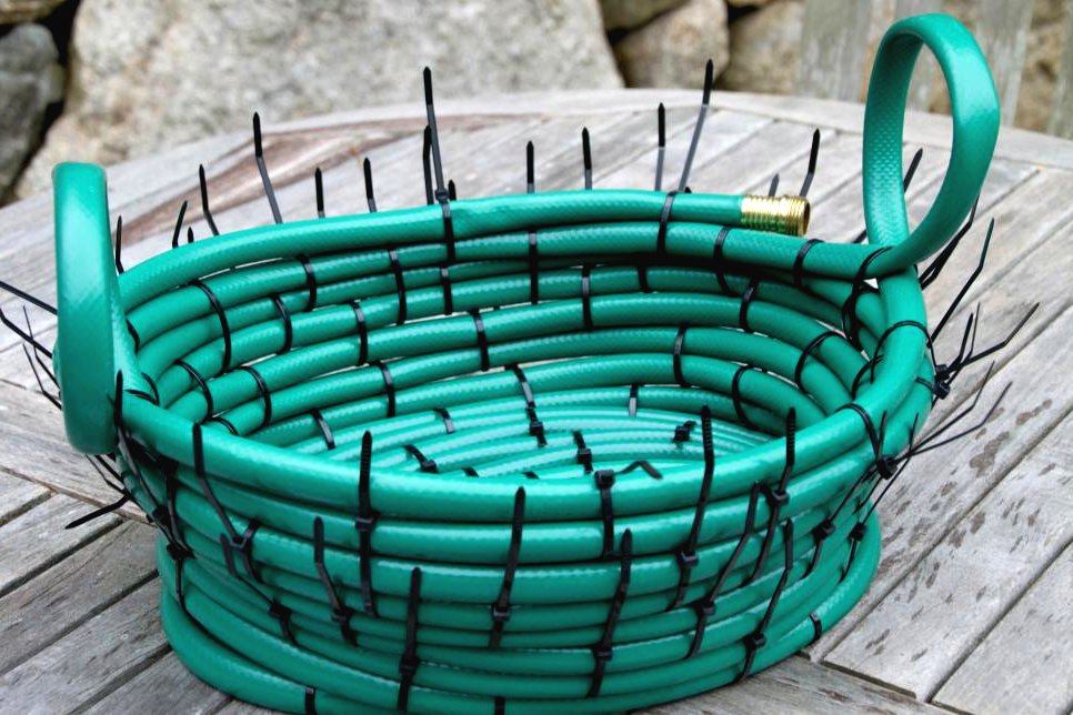 Корзина из старых шлангов - фото 9