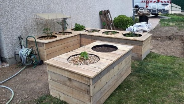 Грядка из поддонов и пластиковых горшков - фото 8