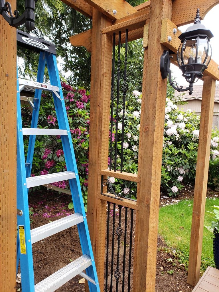 Арка из дерева с двойными качелями - фото 50