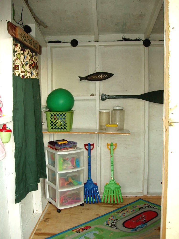 Небольшой садовый домик из поддонов - фото 8