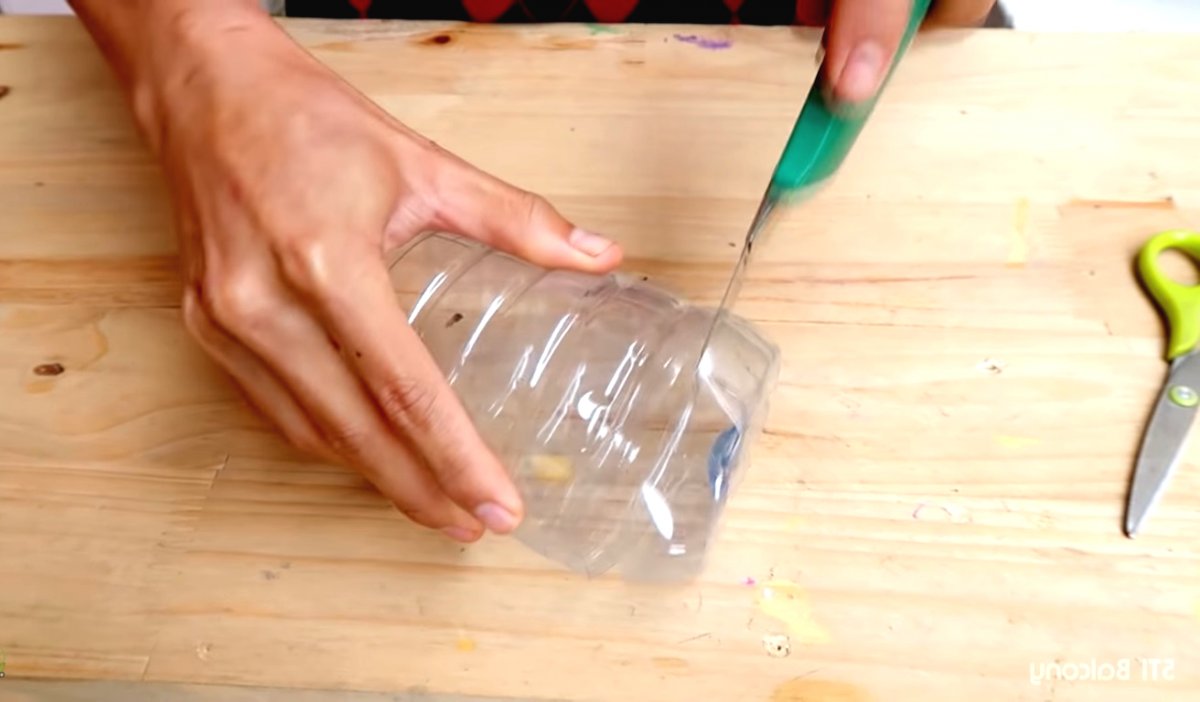 Необычный цветочный горшок из пластиковой бутылки - фото 3