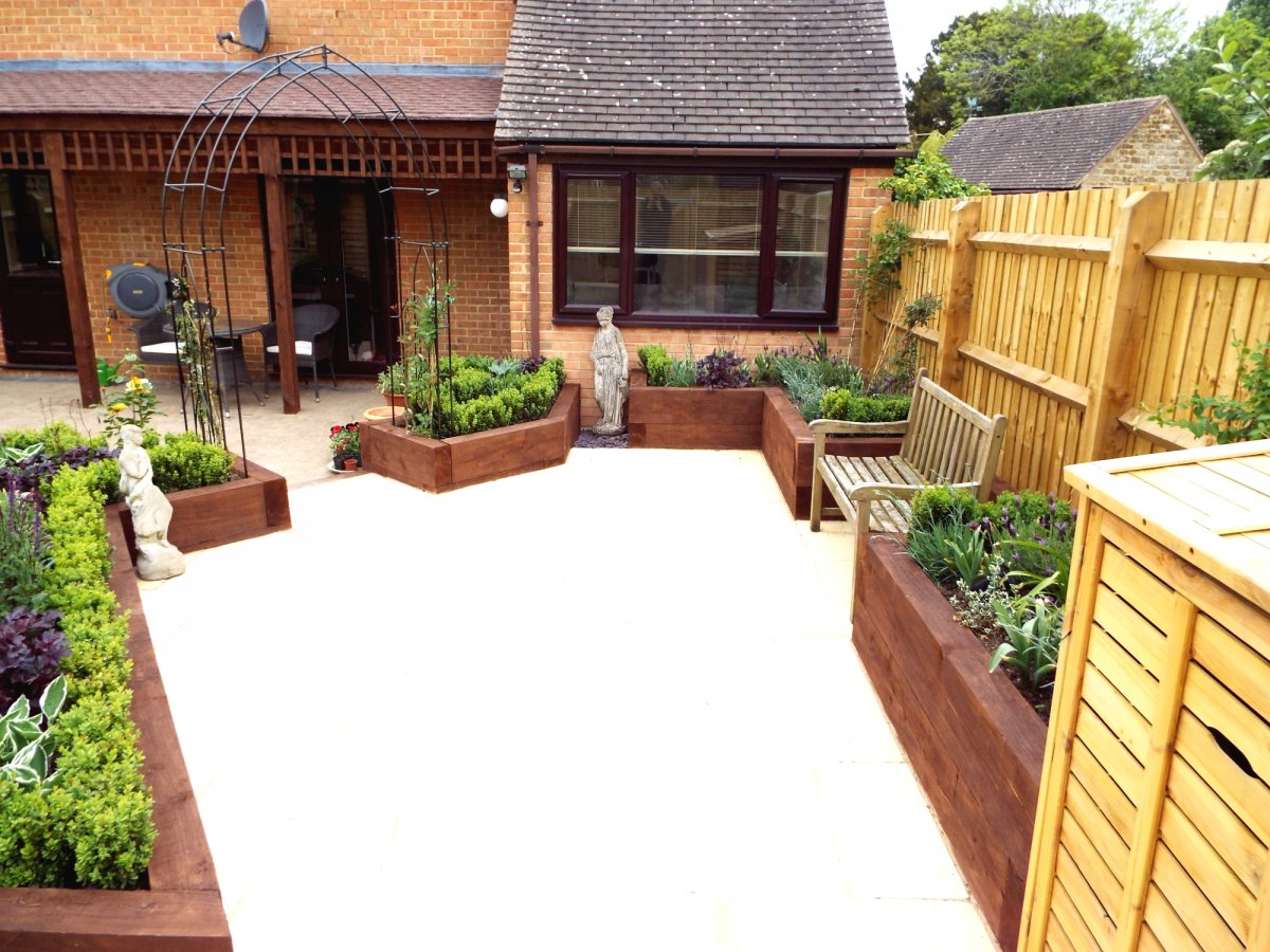 Цветочные клумбы на маленьком участке сада - фото 3