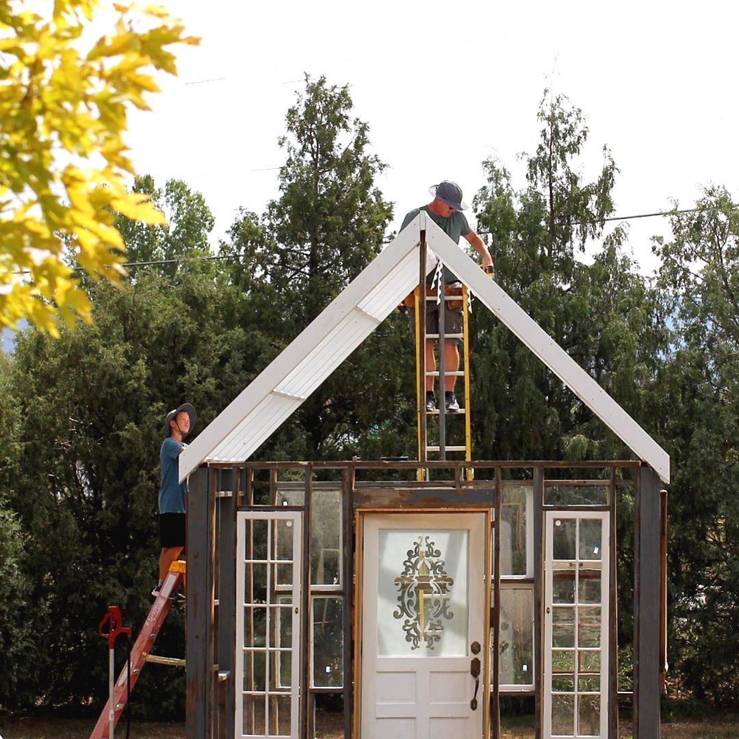 Оригинальная оранжерея из старых стекол - фото 7